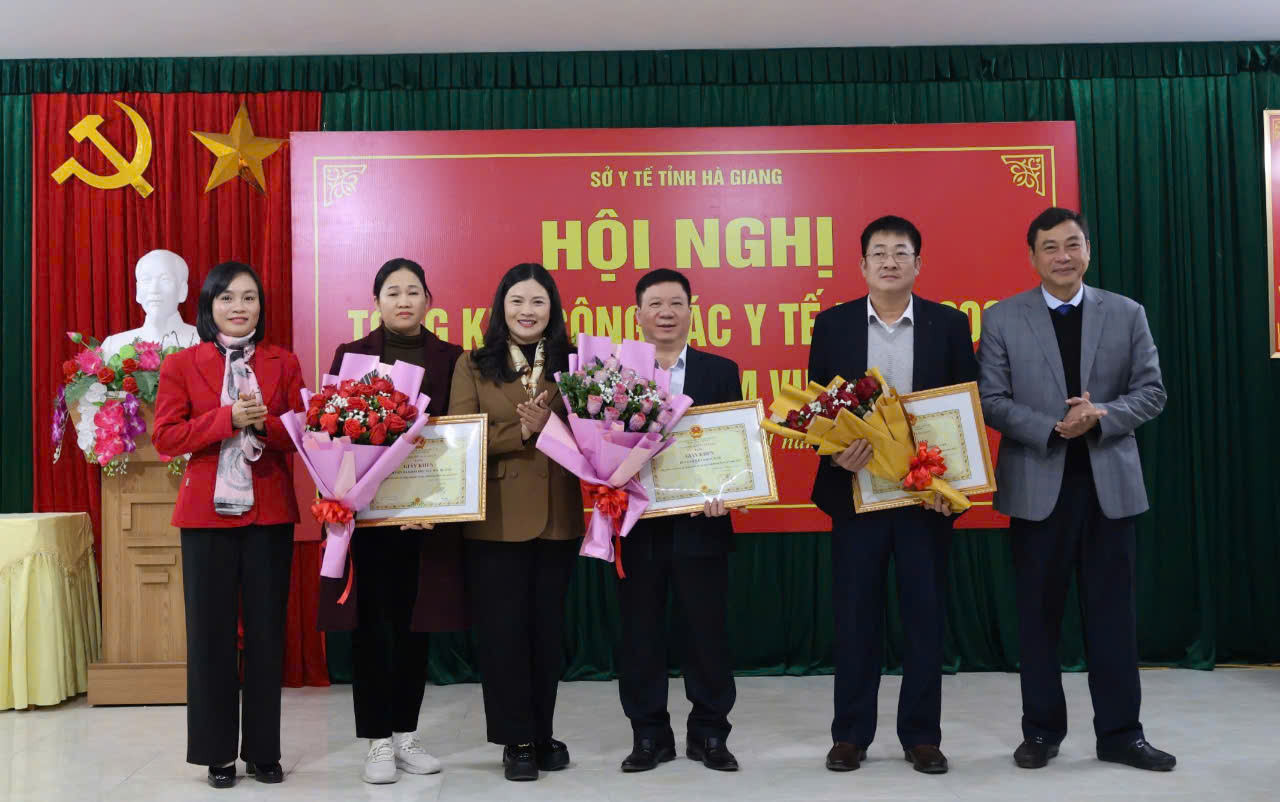 Đ/c Vương Ngọc Hà, Ủy viên Ban Thường vụ Tỉnh ủy, Phó Chủ tịch UBND tỉnh cùng Lãnh đạo Sở Y tế tặng Giấy khen của Giám đốc Sở Y tế cho BVĐK tỉnh; BVĐK khu vực Bắc Quang; BVĐK huyện Đồng Văn đạt mức chất lượng tốt.