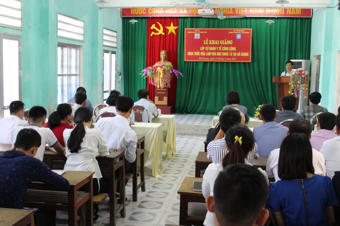 Đồng chí Nguyễn Đức Thành, Phó Giám đốc Trung tâm Y tế dự phòng tỉnh khai mạc lớp tập huấn