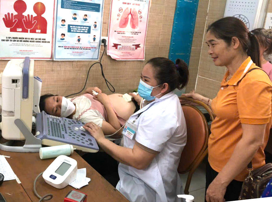 Các bác sỹ Trung tâm Y tế Vị Xuyên khám sức khỏe cho người dân