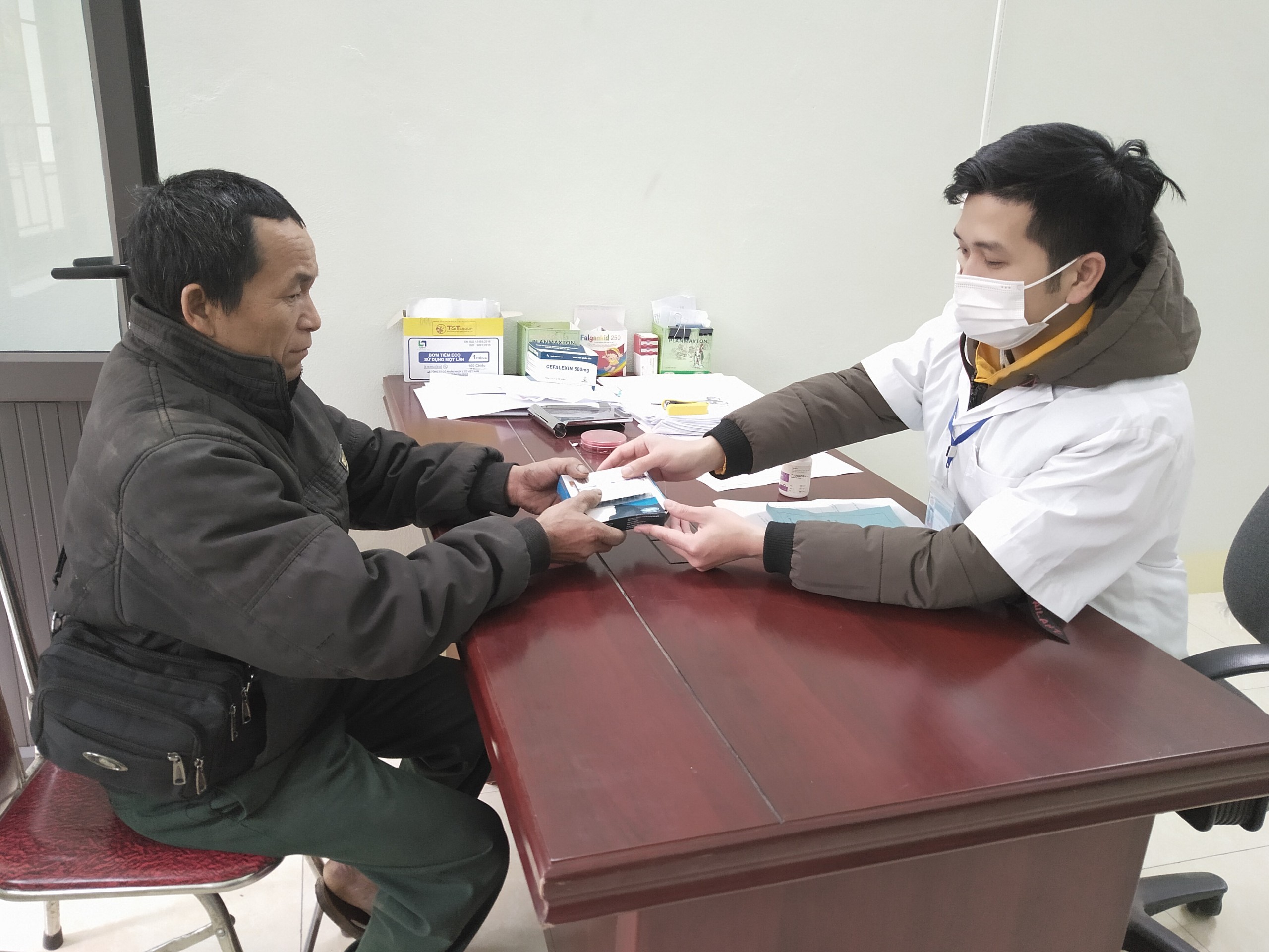 Trạm Y tế xã Thượng Sơn tận tâm vì sức khỏe người dân  	Thượng Sơn là xã có địa bàn phức tạp, giao thông đi lại khó khăn, cách trung tâm huyện 30 km và là một trong những xã vùng 3 khó khăn nhất của huyện Vị Xuyên. Xã Thượng Sơn có 12 thôn bản và 8 dân tộ
