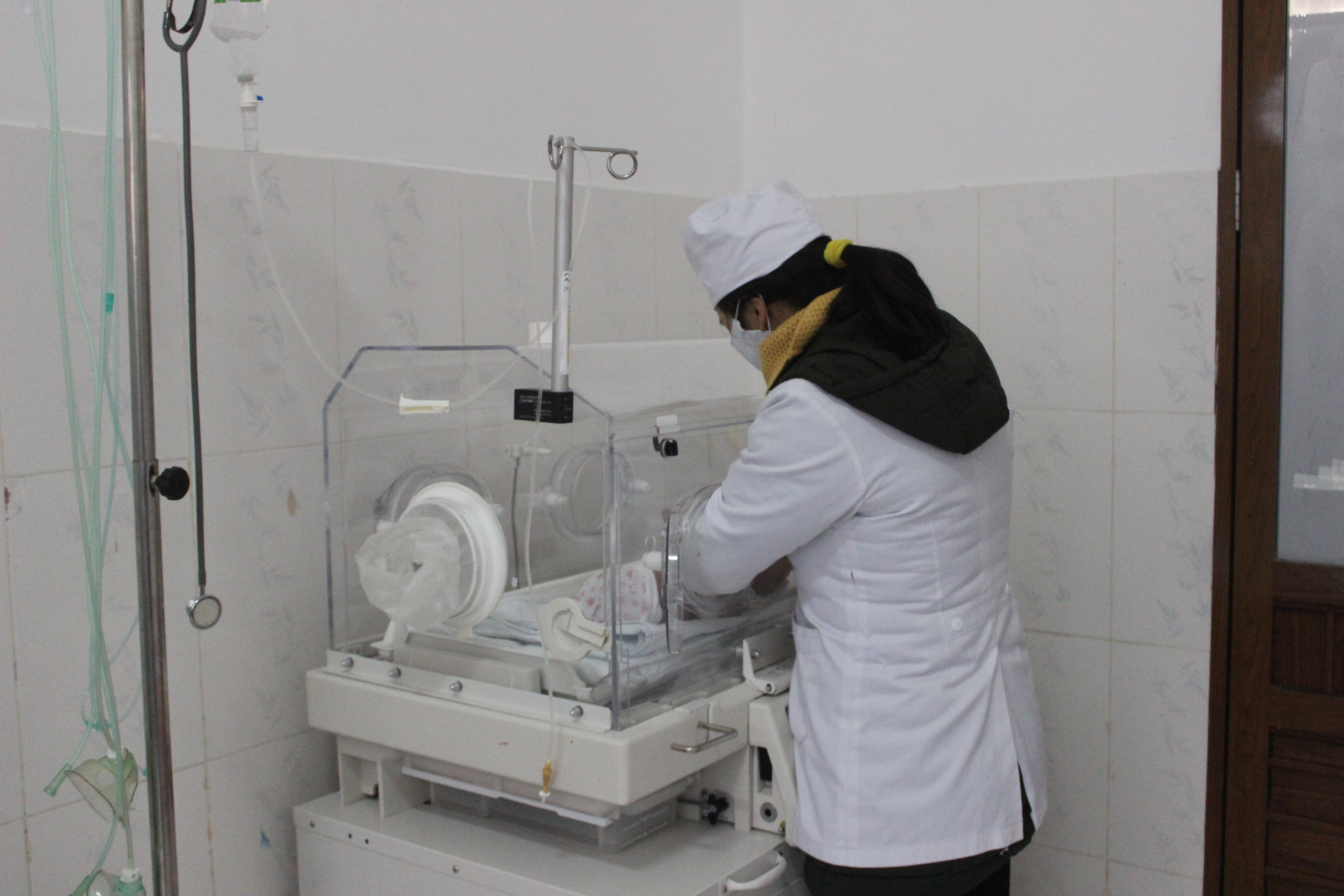 Chăm sóc cho trẻ sơ sinh trong lồng kính tại Bệnh viện Đa khoa Mèo Vạc
