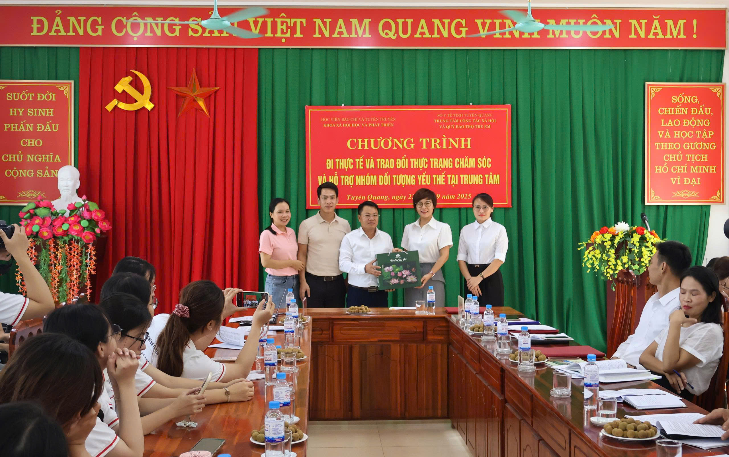 Đoàn cán bộ, học viên Học viện Báo chí và Tuyên truyền nghiên cứu thực tế tại Trung tâm Công tác xã hội và Quỹ Bảo trợ trẻ em tỉnh Tuyên Quang
