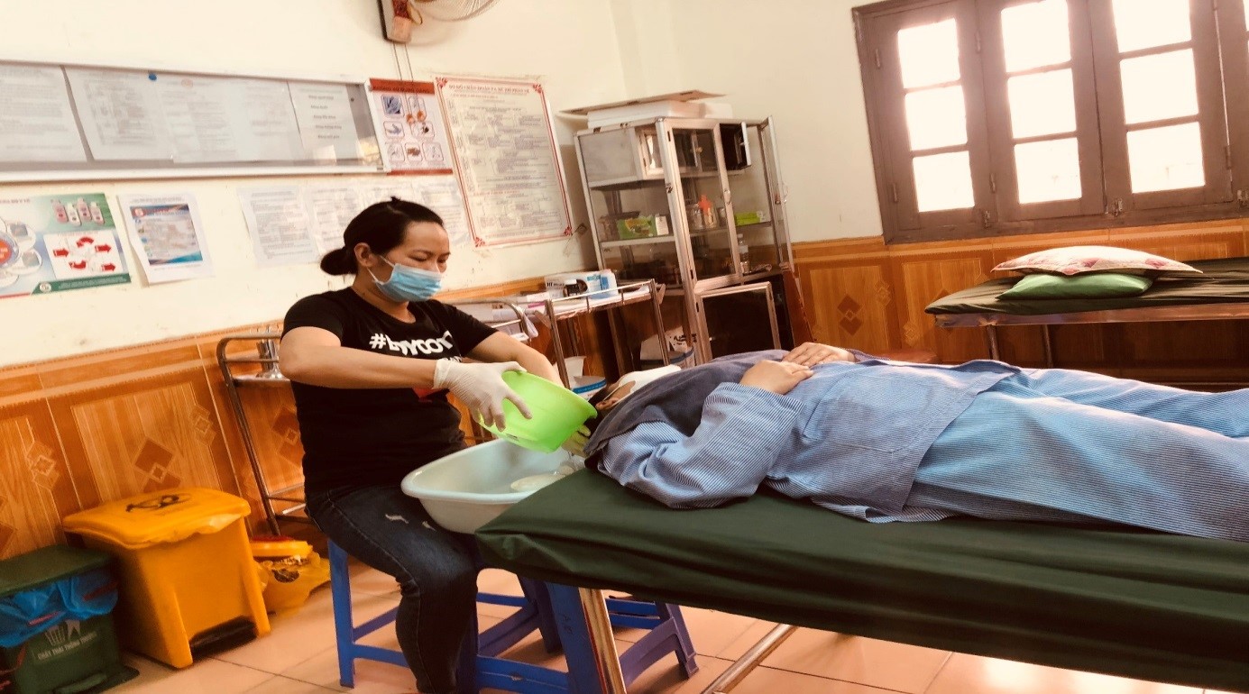 Chương trình “Sạch thơm mái tóc - Ấm tình yêu thương” cắt tóc,                          gội đầu miễn phí cho bệnh nhân