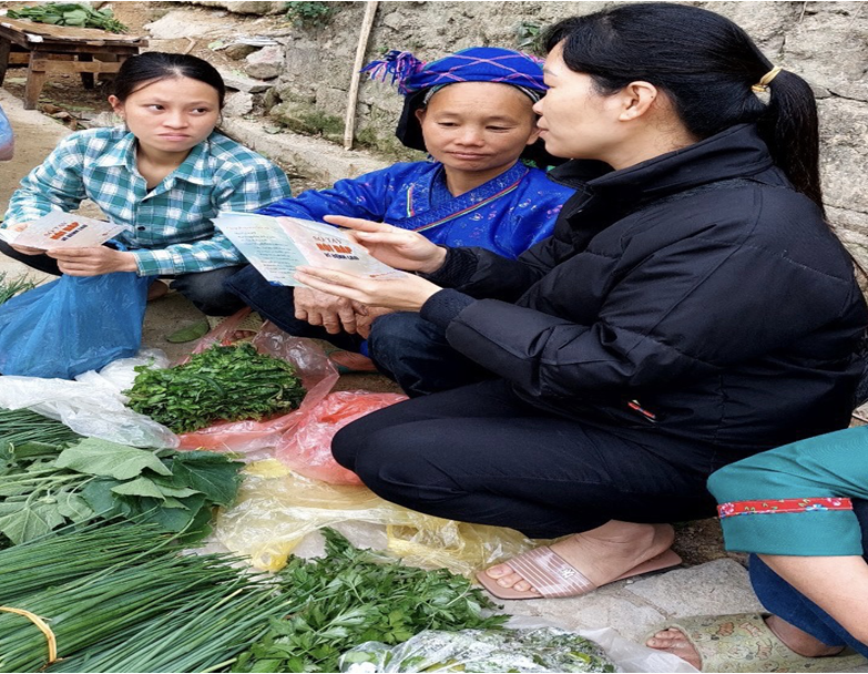 Trung tâm huyện Y tế Hoàng Su Phì phối hợp tuyên truyền ATTP và Ngày Thế giới phòng chống Lao (24-3) tại chợ phiên
