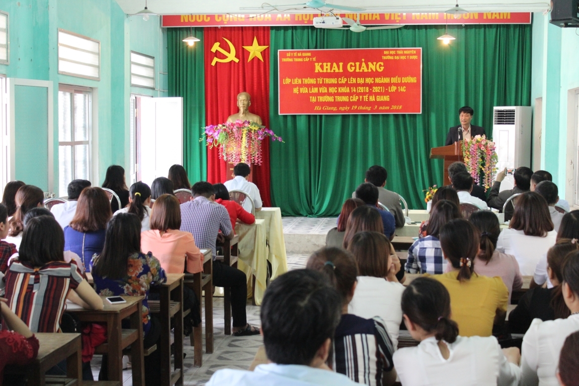  PGS.Ts Trịnh Xuân Tráng - Phó Hiệu trưởng trường Đại học Y dược Thái Nguyên phát biểu khai mạc buổi khai giảng