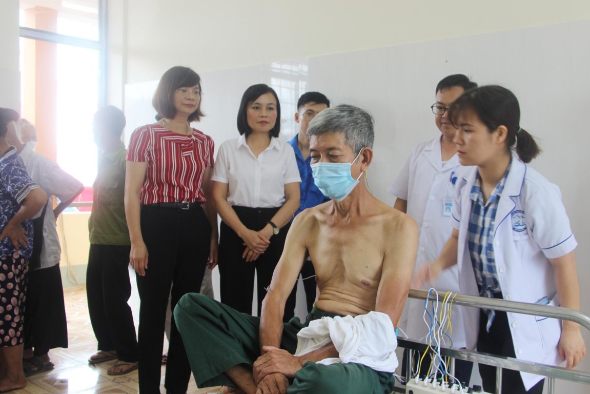 Thực hiện điện châm điều trị đau vai gáy cho người dân tại Lễ phát động