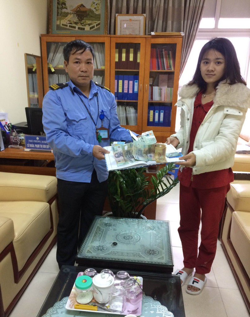 Anh Lê Báo trả lại tiền và các giấy tờ cho chị Thủy