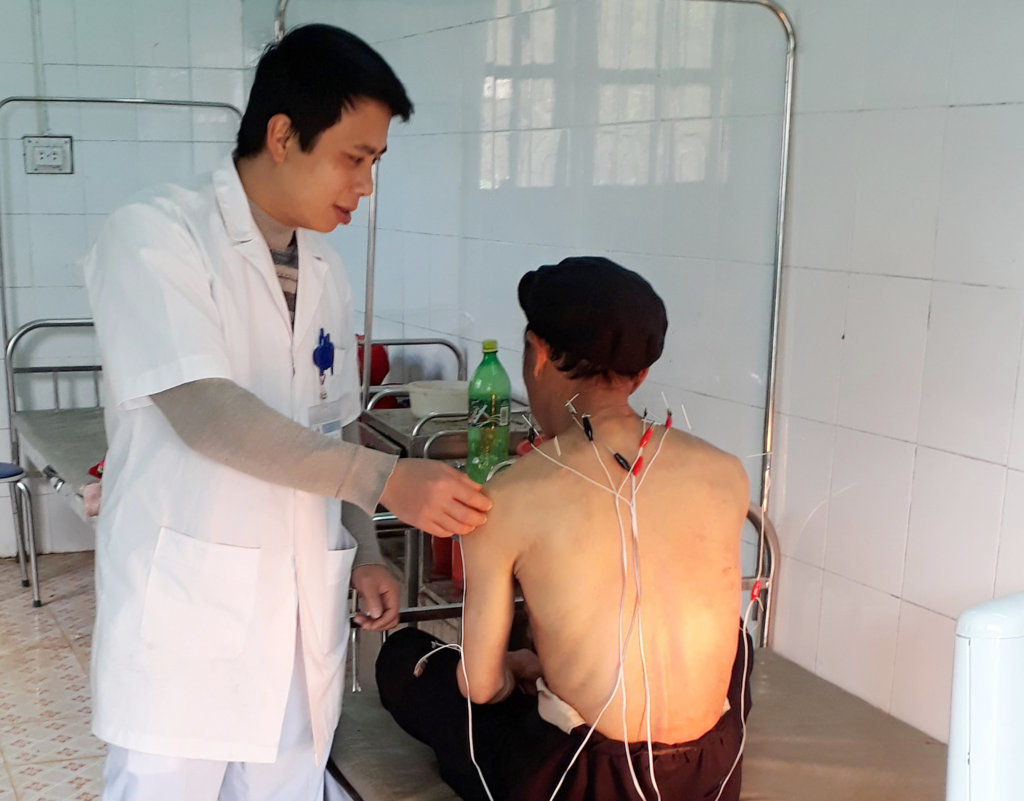 Châm cứu cho người bệnh điều trị tại Trạm Y tế xã Nàn Ma