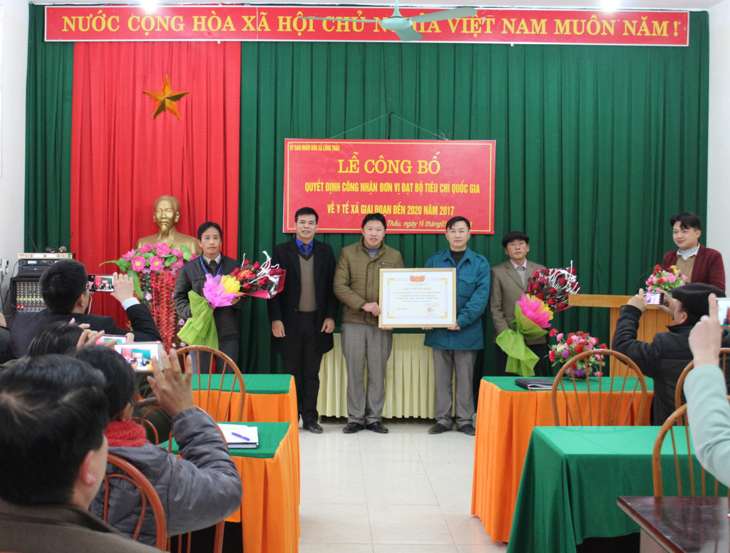ĐỒNG VĂN TỔ CHỨC LỄ TRAO GIẤY CHỨNG NHẬN CÁC XÃ ĐẠT BỘ TIÊU CHÍ QUỐC GIA Y TẾ XÃ NĂM 2017
