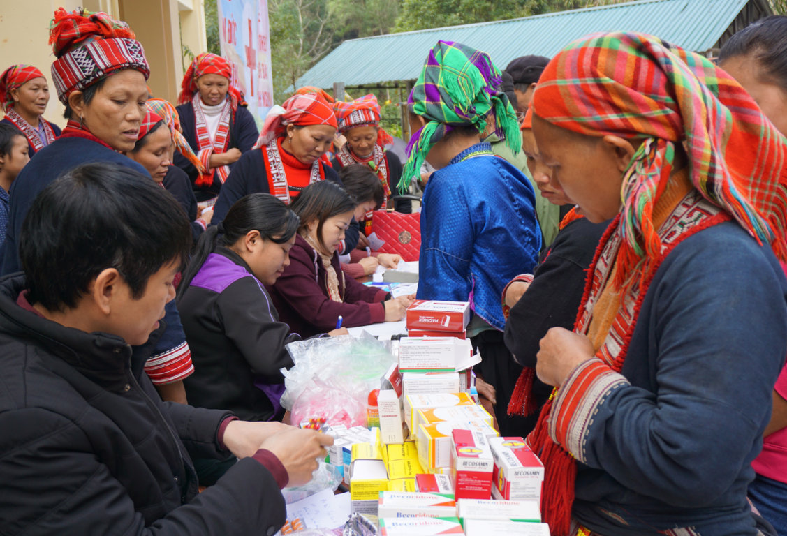 CÂU LẠC BỘ THẦY THUỐC TRẺ HUYỆN HOÀNG SU PHÌ TỔ CHỨC KHÁM CHỮA BỆNH, CẤP PHÁT THUỐC MIỄN PHÍ TẠI XÃ THÈN CHU PHÌN VÀ NẬM KHÒA