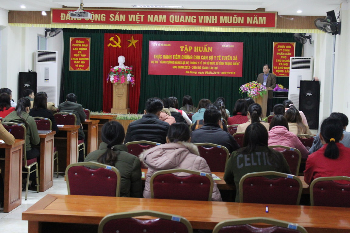 Đồng chí Nguyễn Công Vụ, Phó Phòng Nghiệp vụ Y, Sở Y tế khai mạc lớp tập huấn