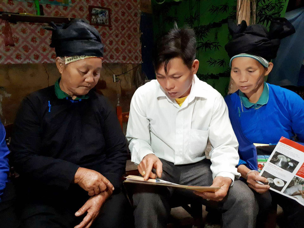 CÁN BỘ Y TẾ NHIỆT TÌNH, GƯƠNG MẪU ĐI ĐẦU TRONG CÁC PHONG TRÀO CỦA THÔN