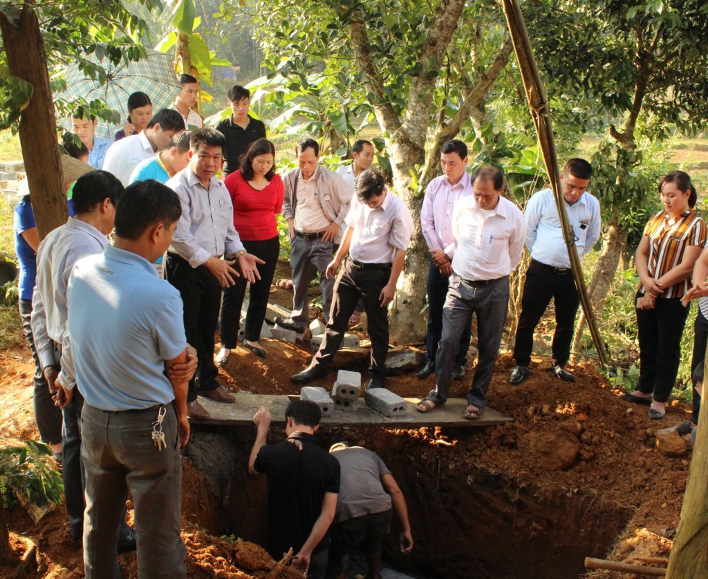 Đại diện khoa Sức khỏe môi trường - Trung tâm Kiểm soát bệnh tật hướng dẫn kỹ thuật xây dựng, lắp đặt nhà tiêu hợp vệ sinh