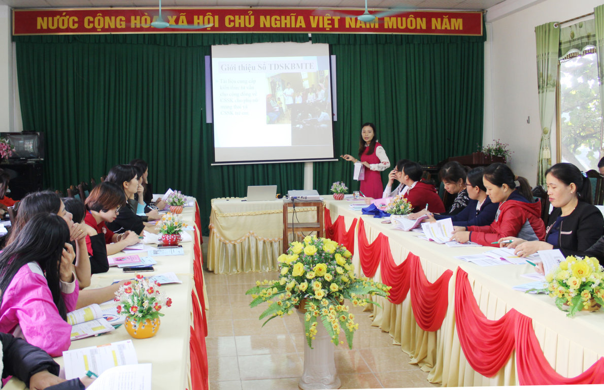 Giảng viên Vụ Sức khỏe Bà mẹ - Trẻ em hướng dẫn cách ghi chép Sổ theo dõi sức khỏe bà mẹ và trẻ em