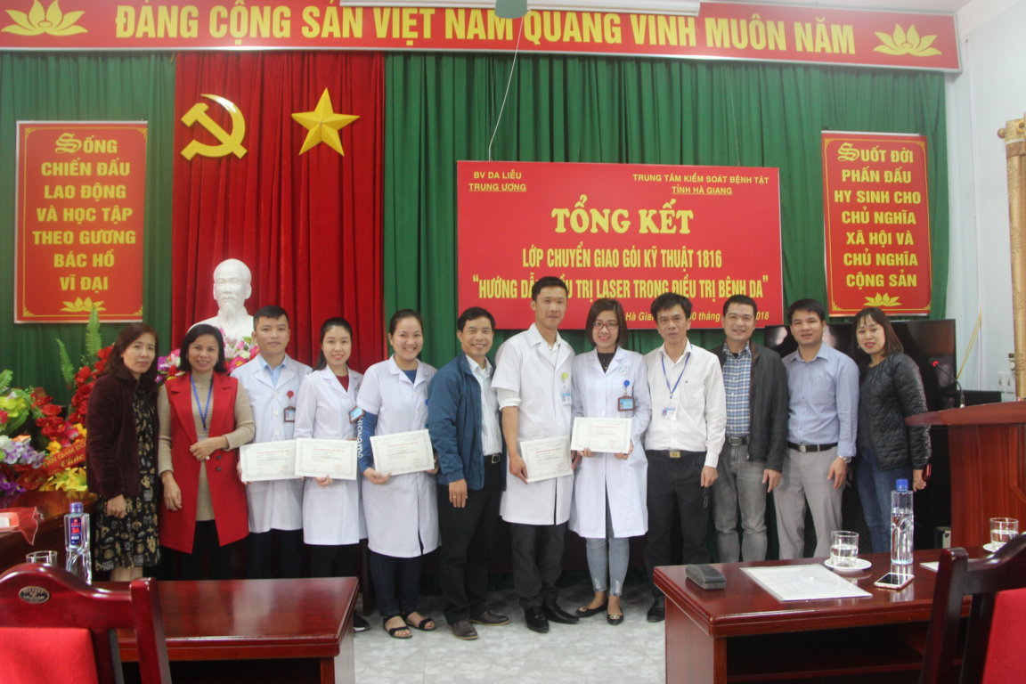 PGS. Nguyễn Hữu Sáu, Phó Giám đốc Bệnh viện Da liễu Trung ương; lãnh đạo Trung tâm Kiểm soát bệnh tật và giảng viên khóa đạo tạo chụp ảnh lưu niệm cùng các học viên