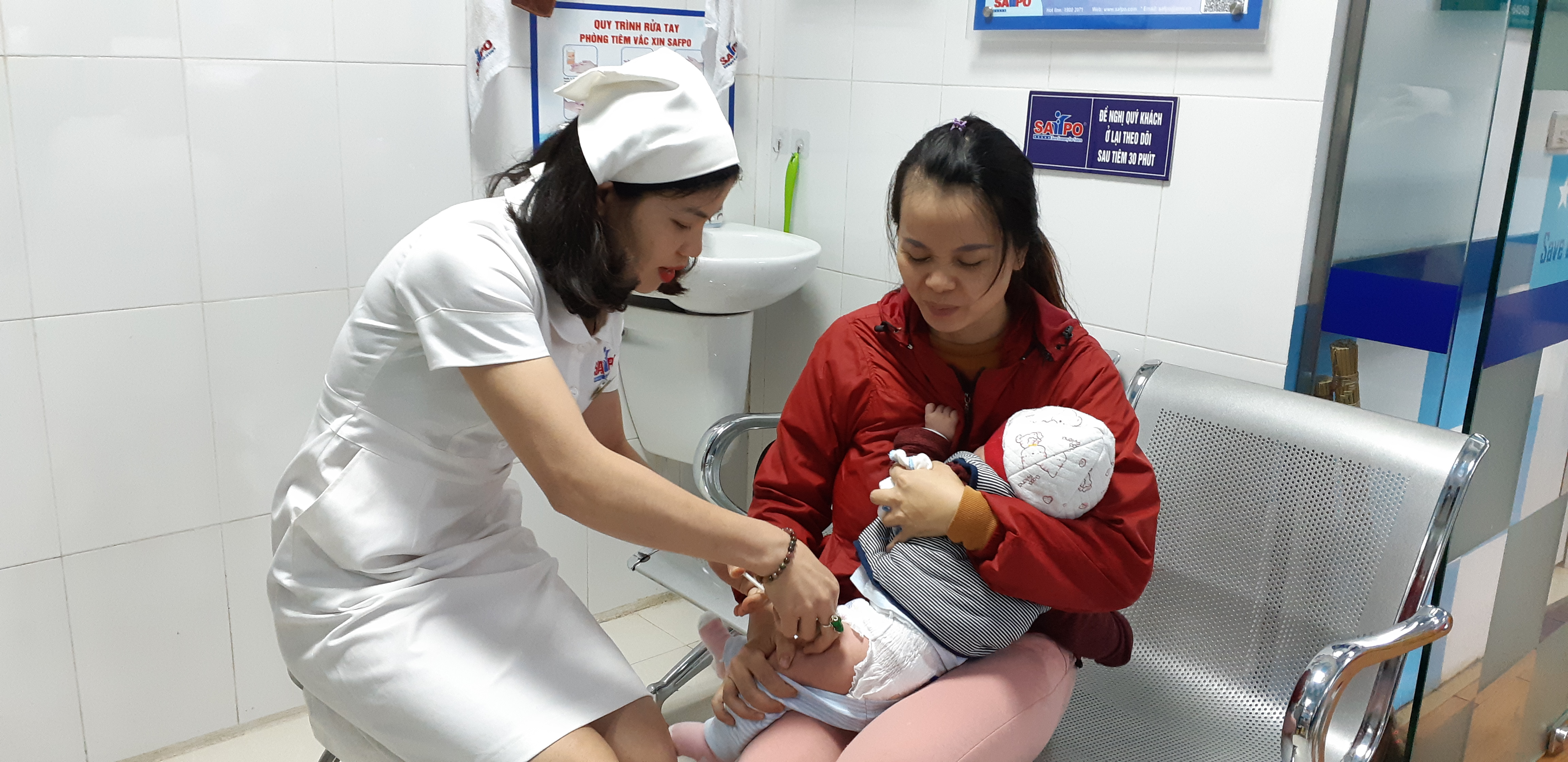 Bà mẹ đưa trẻ đến tiêm chủng tại Phòng tiêm dịch vụ của Trung tâm Kiểm soát bệnh tật tỉnh
