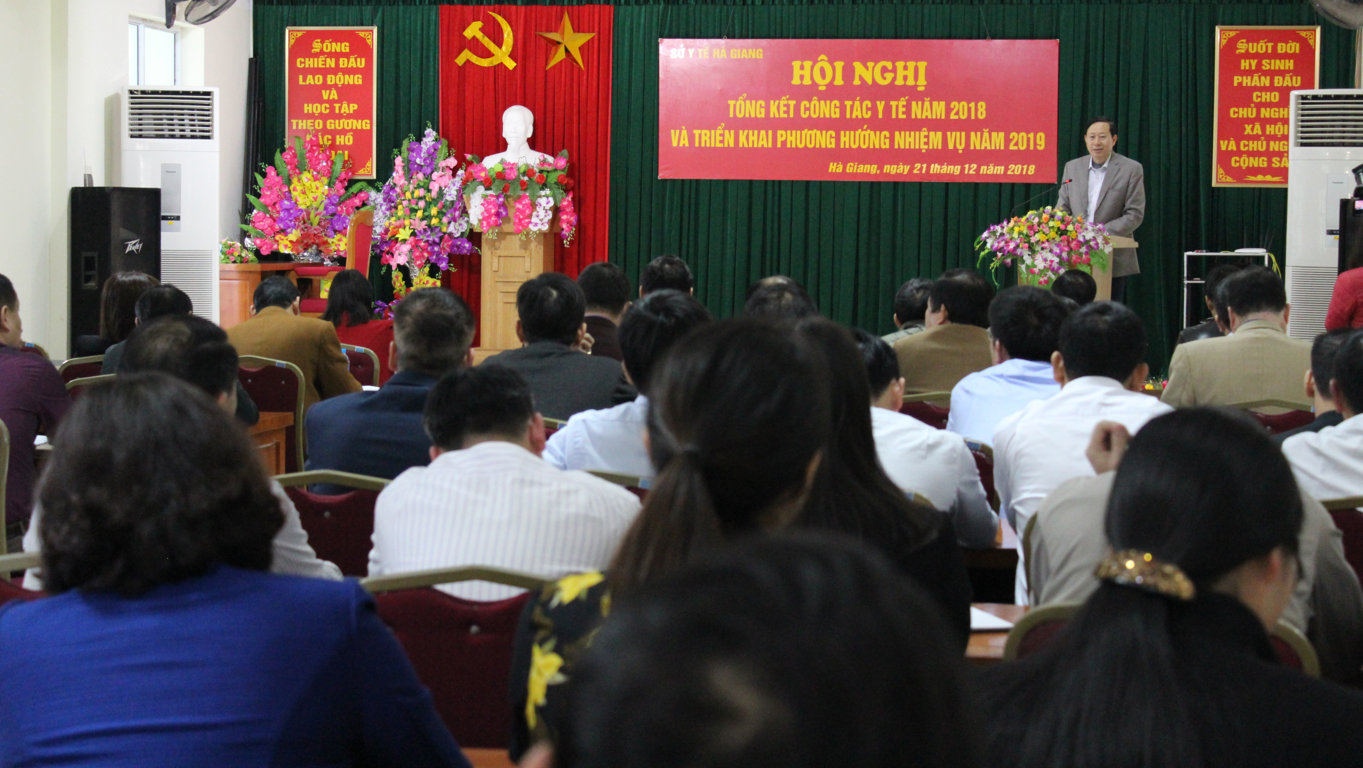 Đồng chí Lương Viết Thuần – Giám đốc Sở Y tế phát biểu tại hội nghị 