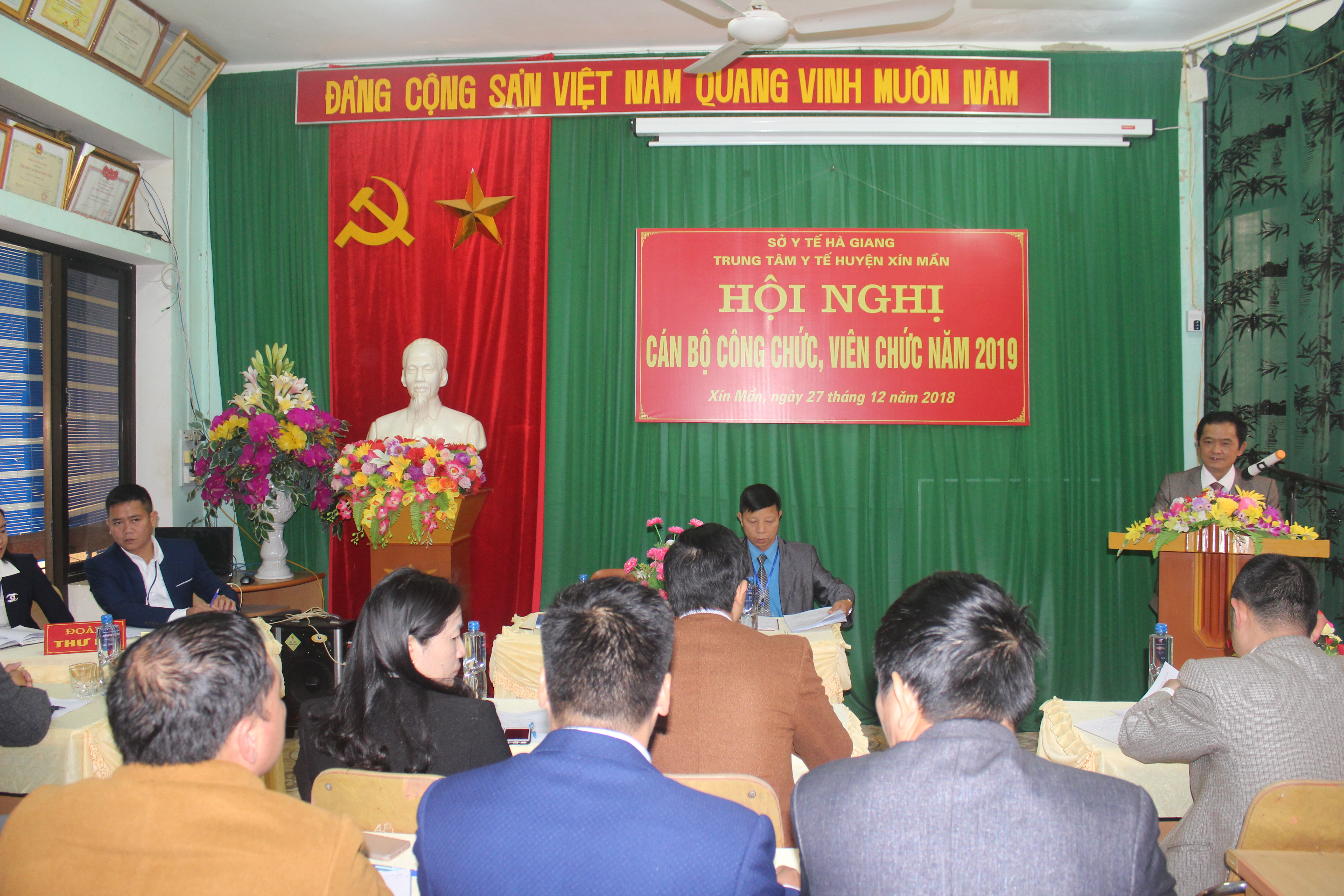 Bs Thèn Văn Đức - Giám đốc Trung tâm Y tế huyện phát biểu khai mạc hội nghị
