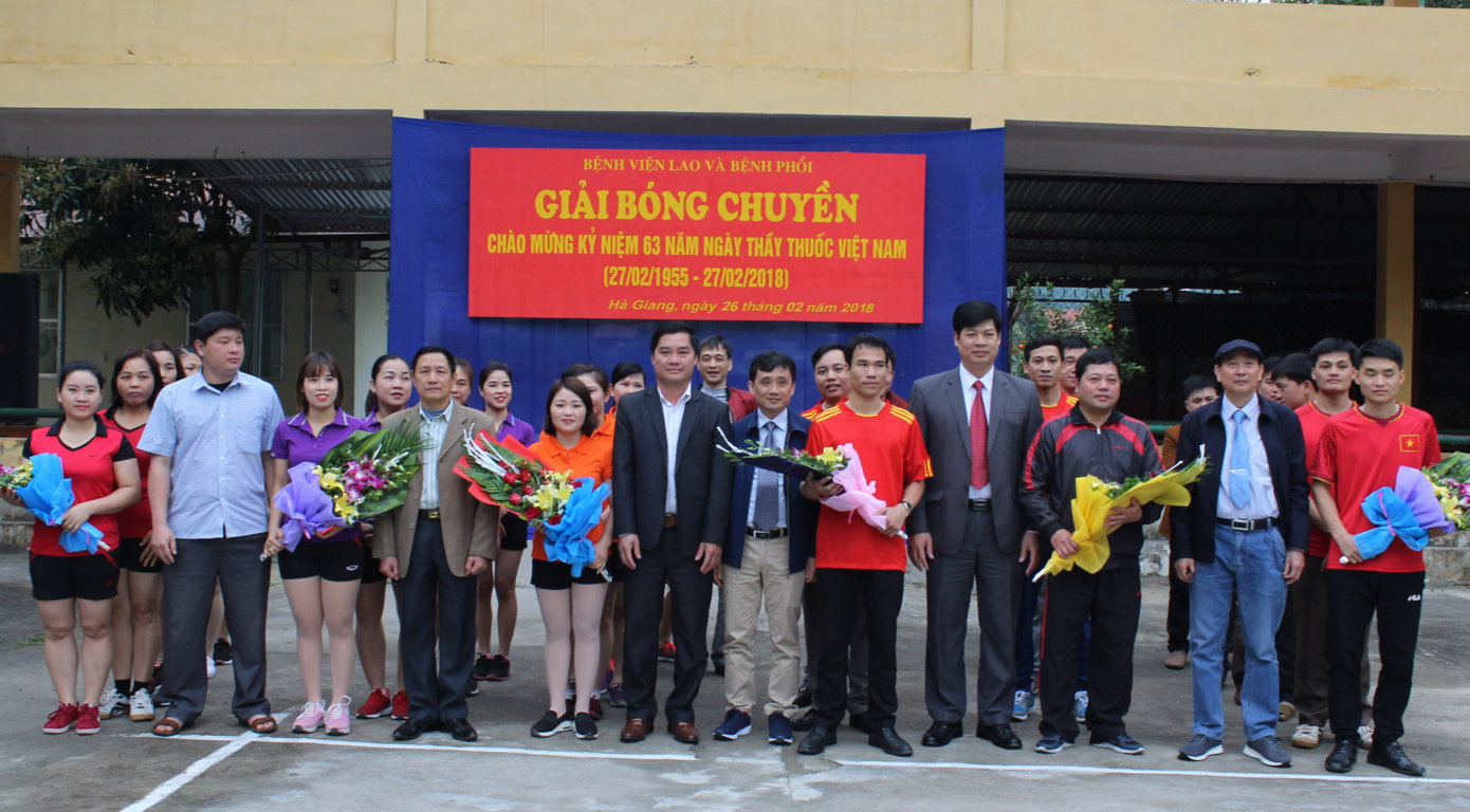 Đ/c Chúc Hồng Phương -  Giám đốc Bệnh viện Lao và Bệnh phổi chụp ảnh lưu niệm cùng lãnh đạo các đơn vị lân cận và đội bóng chuyền