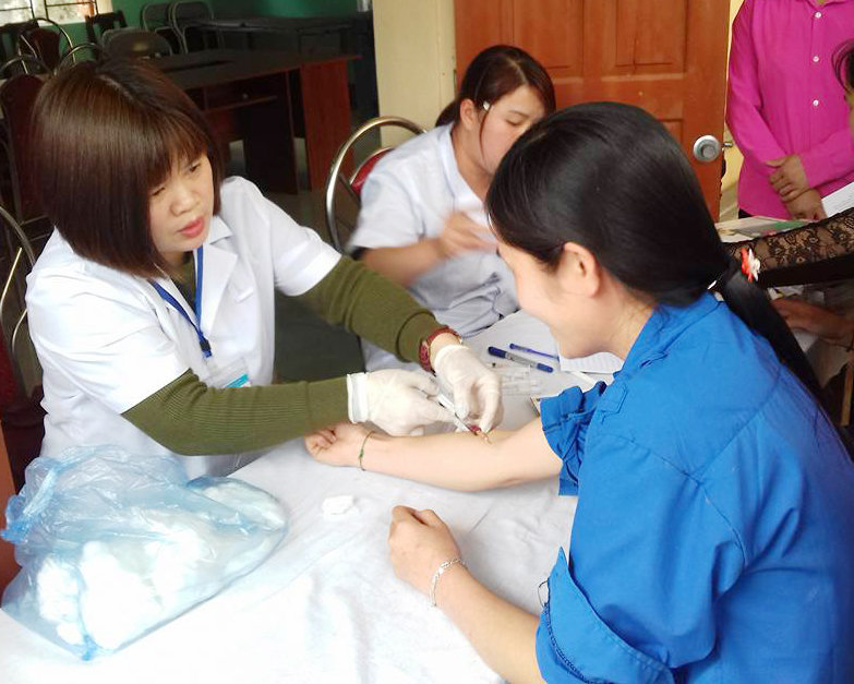 TTYT HUYỆN XÍN MẦN, TUYÊN TRUYỀN, TƯ VẤN VÀ KHÁM CÁC BỆNH LÂY TRUYỀN QUA ĐƯỜNG TÌNH DỤC