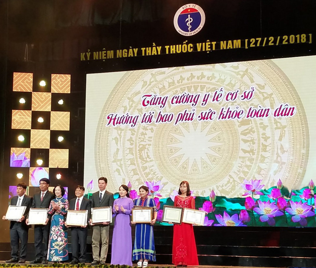  Đ/c Trương Thị Mai, UVBCT, Bí thư TƯ Đảng, T. Ban Dân vận TƯ và BT Bộ Y tế Nguyễn Thị Kim Tiến trao tặng Phiên bản Thư của CT Hồ Chí Minh gửi HN CBYT đầu năm 1955 và BK của Bộ Y tế cho các TYT tiêu biểu (đại diện TYT xã Hùng An ngoài cùng bên phải)