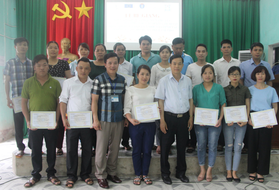 Đ/c Nguyễn Đình Dích - Phó Giám đốc Sở Y tế và Đ/c Nguyễn Đình Dự - Phó Hiệu Trưởng trường Trung cấp Y tế trao chứng chỉ cho các học viên