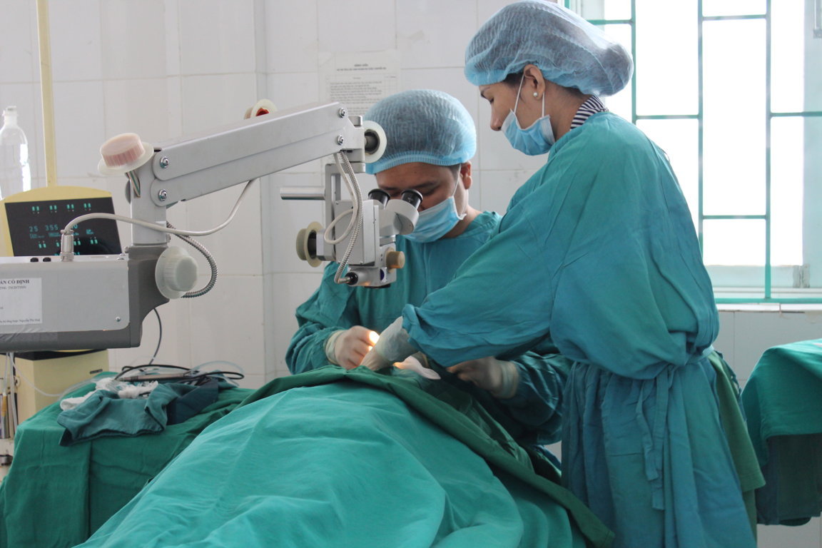 Bác sỹ mổ đục thủy tinh thể tại phòng mổ Bệnh viên đa khoa huyện