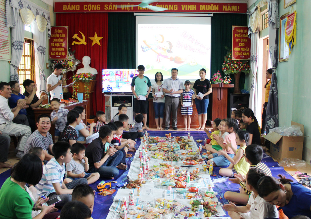 Đồng chí Viên Quang Huân, Phó Giám đốc, Chủ tịch Công đoàn Trung tâm Y tế huyện tặng quà cho các cháu