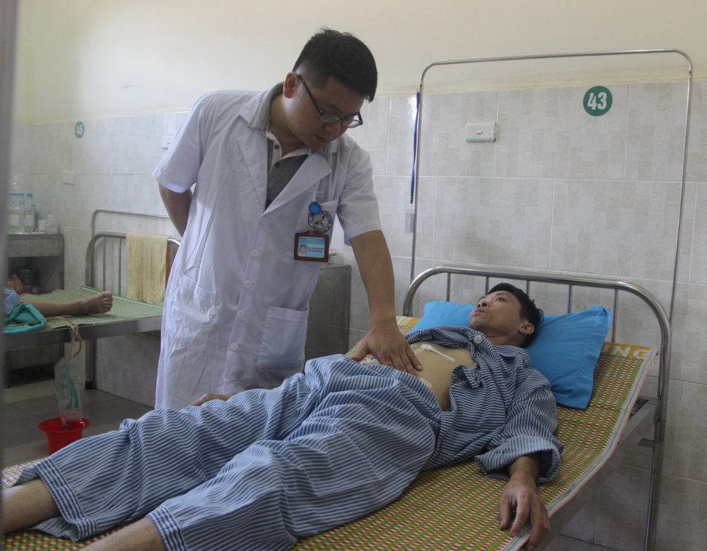 Bác sĩ Đỗ Trung Kiên kiểm tra sức khỏe người bệnh sau khi phẫu thuật
