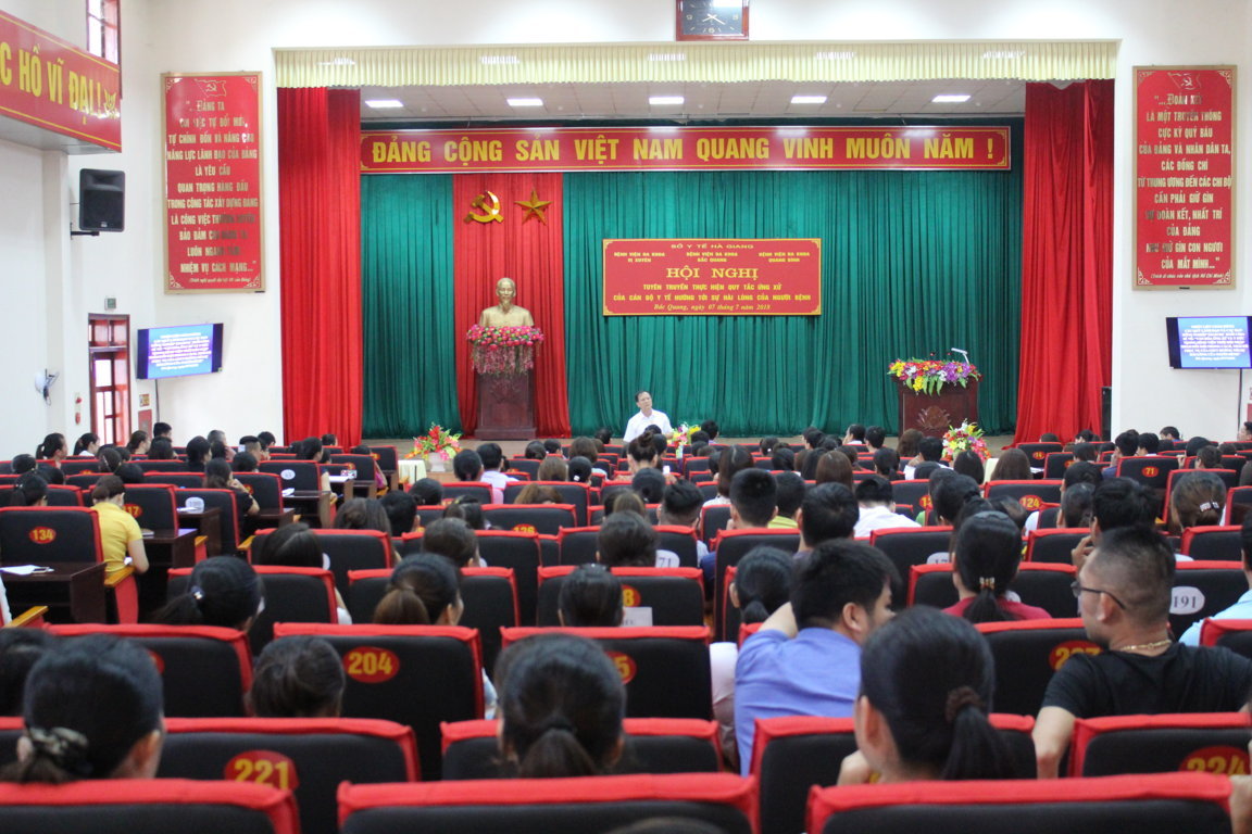 Bác sỹ Mai Xuân Phương, Phó Vụ trưởng Vụ truyền thông - Giáo dục, Tổng cục Dân số (Bộ Y tế) chia sẻ những kinh về kỹ năng giao tiếp, văn hóa ứng xử cho cán bộ CCVC tại các bệnh viện