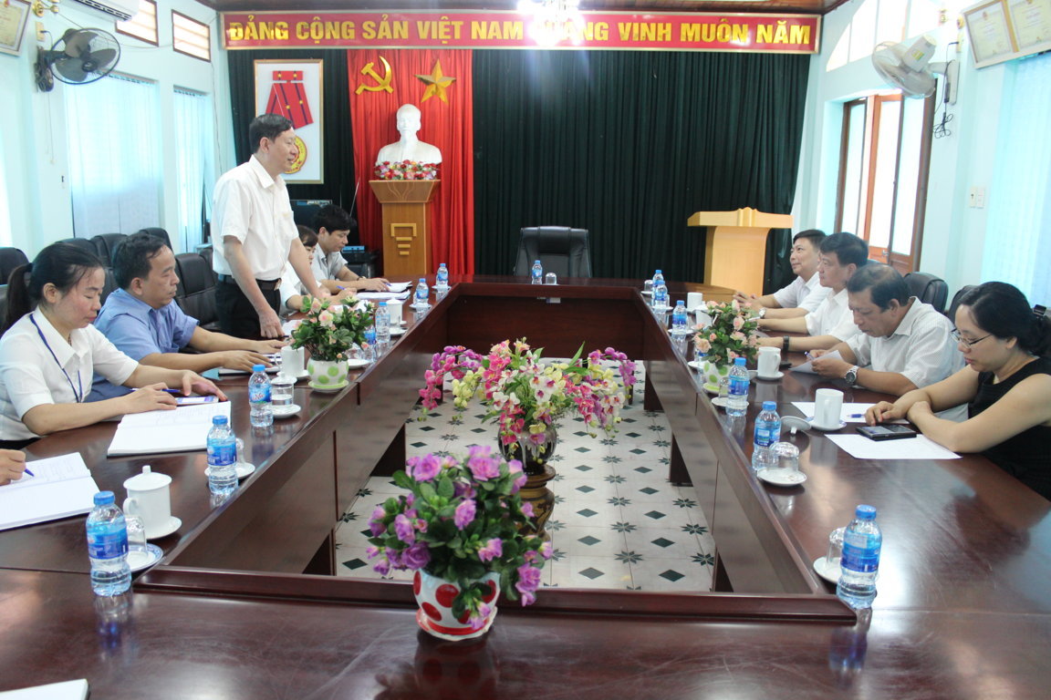 Đồng chí Lương Viết Thuần, Giám đốc Sở Y tế phát biểu tại buổi làm việc với đoàn