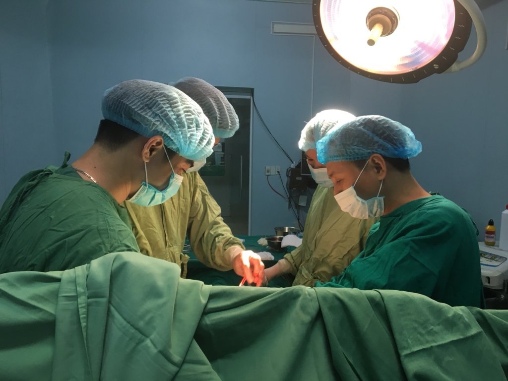 Các bác sỹ đang phẫu thuật cho người bệnh mắc thận móng ngựa.