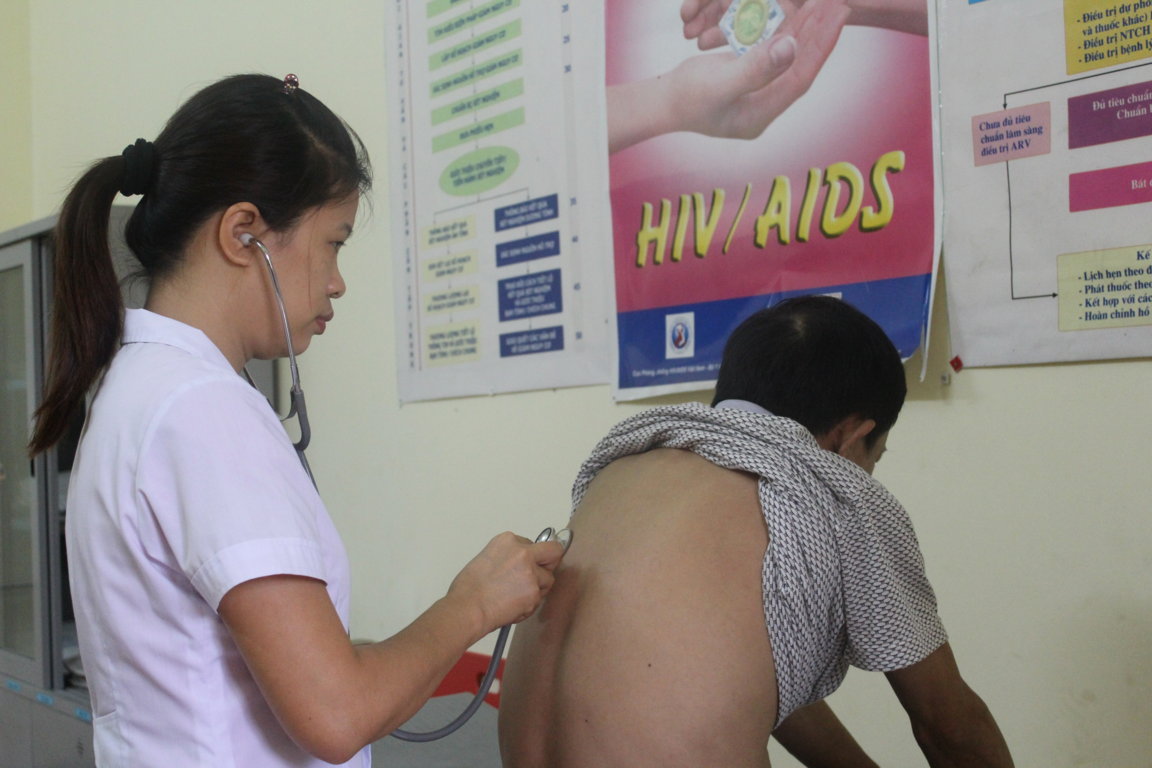 ĐIỀU TRỊ ARV SỚM MANG LẠI LỢI ÍCH CHO NGƯỜI NHIỄM HIV/AIDS VÀ CỘNG ĐỒNG