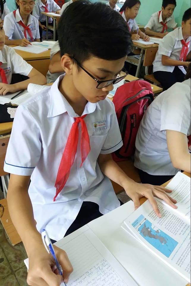 Cho trẻ ngồi học đúng tư thế để phòng tránh một số bệnh, tật học đường
