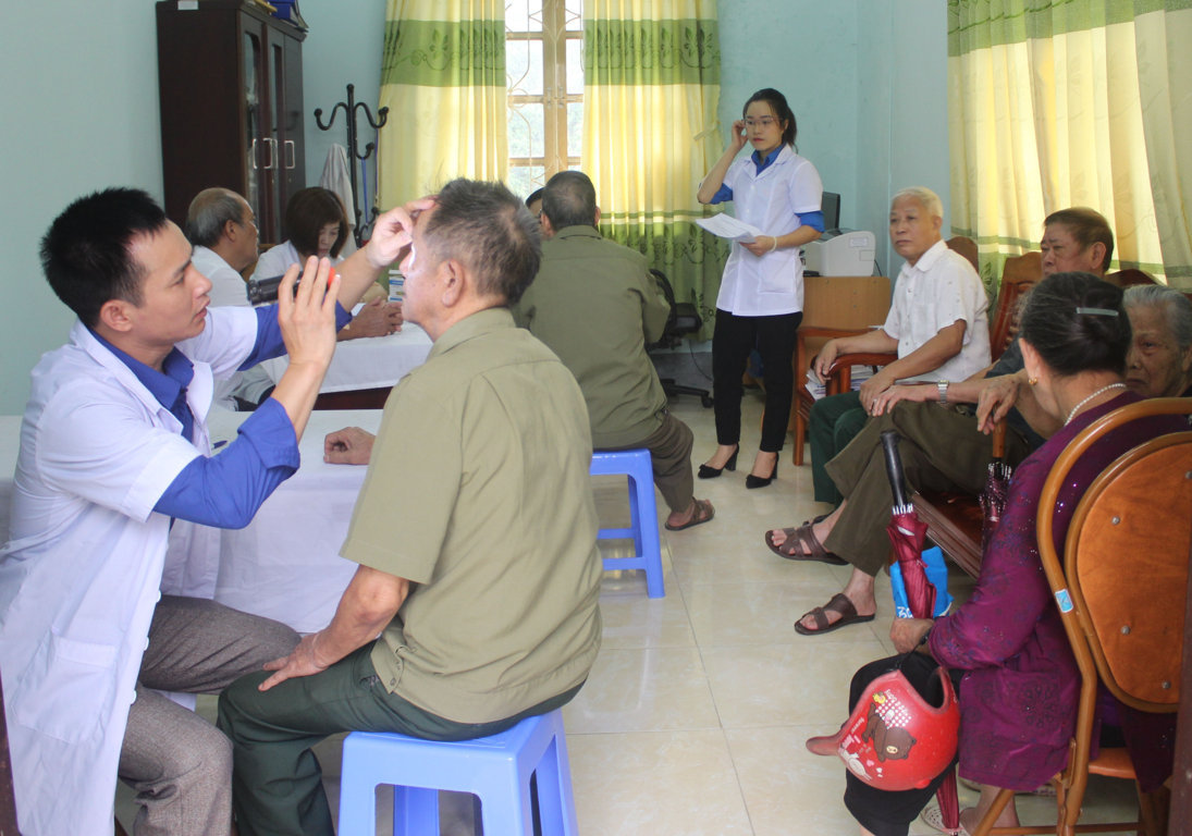 Khám chữa bệnh và phát thuốc miễn phí cho các đối tượng chính sách tại Phòng khám đa khoa Trung tâm Y tế thành phố