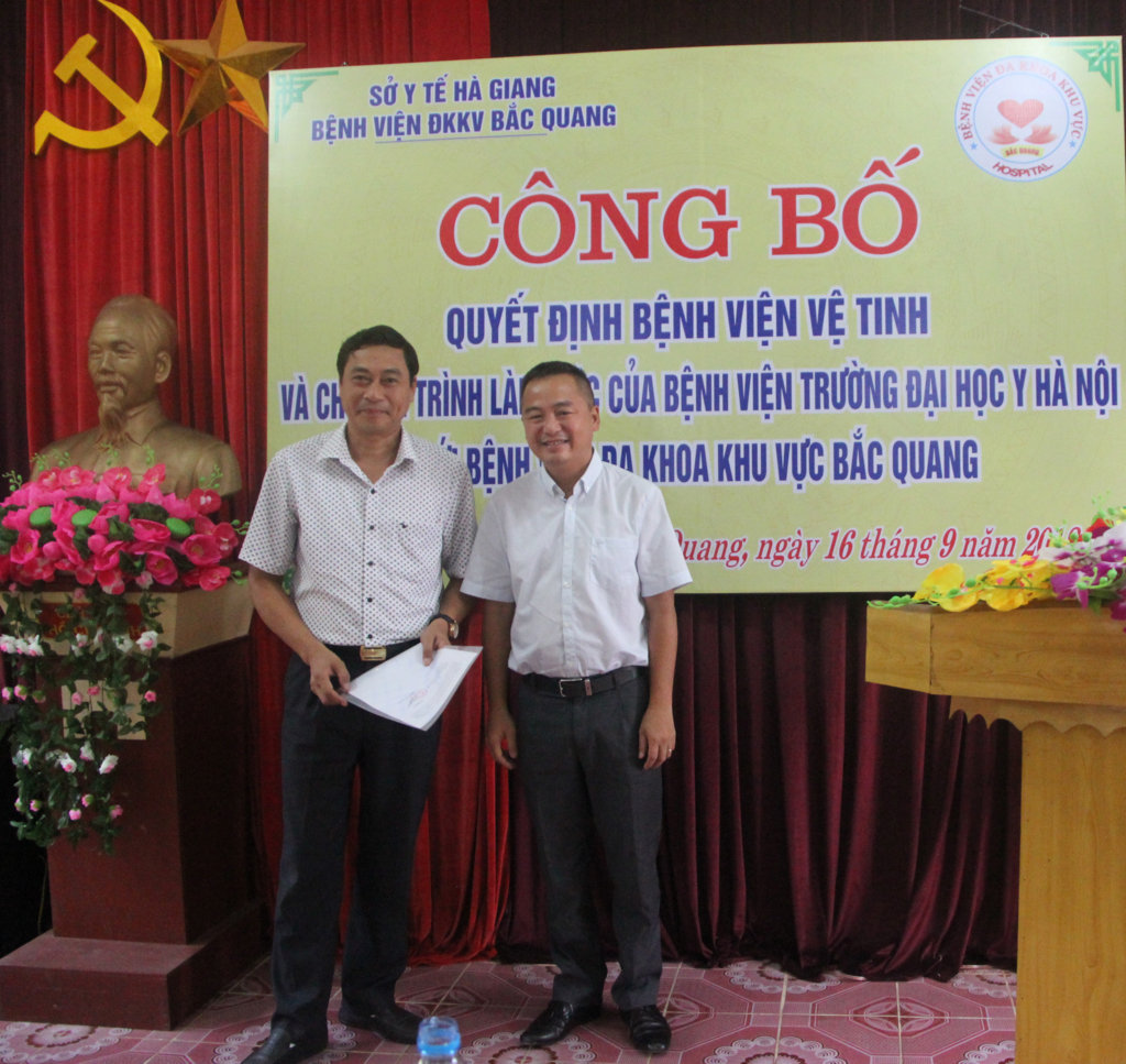 PGS.TS Nguyễn Lân Hiếu, Phó Giám đốc Bệnh viện Trường Đại học Y Hà Nội trao Quyết định của Bộ Y tế cho đ/c Nguyễn Văn Giao – Giám đốc Bệnh viện ĐKKV huyện Bắc Quang