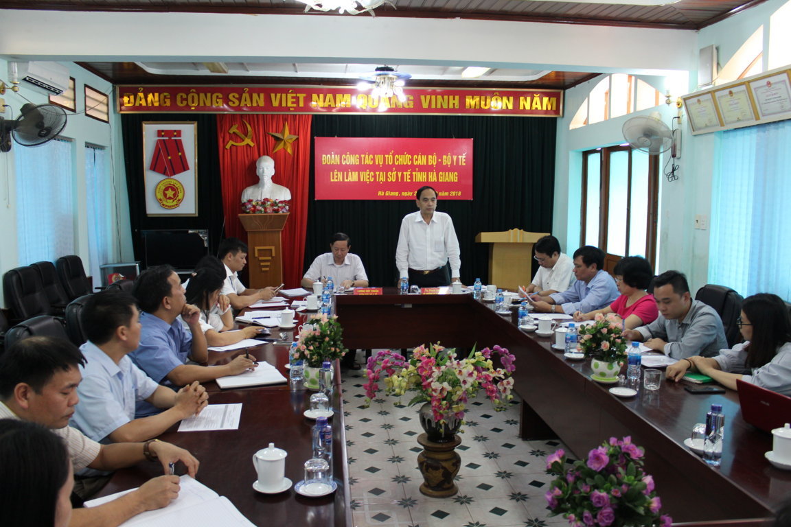 Tiến sĩ Phạm Văn Tác, Vụ trưởng Vụ Tổ chức cán bộ, Bộ Y tế phát biểu tại hội nghị.