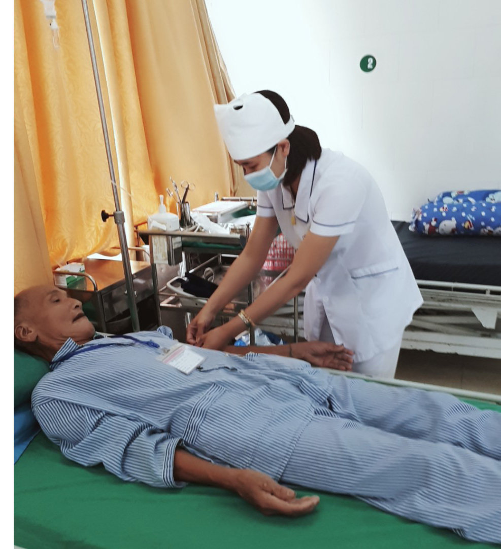 Người bệnh được các điều dưỡng chăm sóc tận tình.