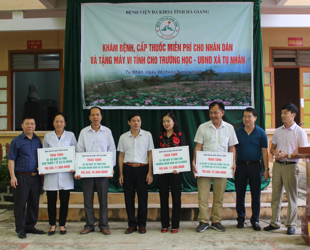 Ban Lãnh đạo Bệnh viện cùng đại diện các Công ty trao máy tính cho các đơn vị trên địa bàn xã