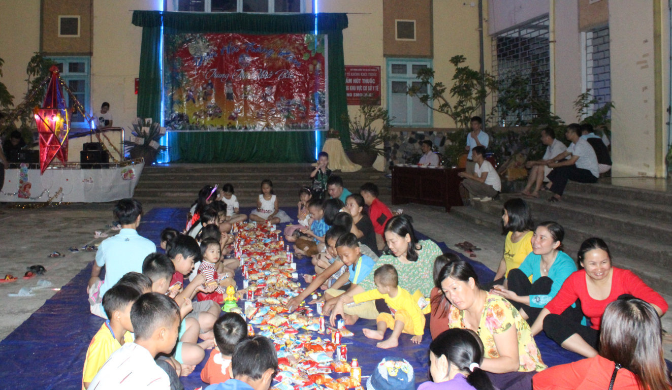 Đoàn rước đèn của các cháu thiếu nhi TTYT Mèo Vạc