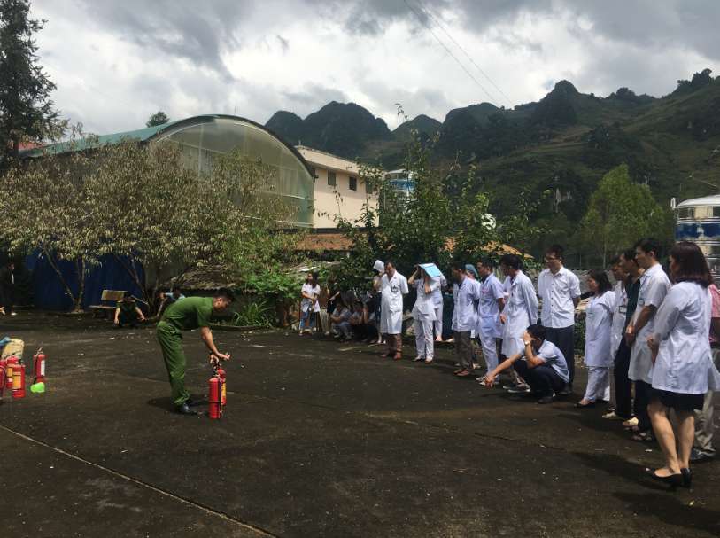 TẬP HUẤN PHÒNG CHÁY CHỮA CHÁY TẠI  BỆNH VIỆN ĐA KHOA HUYỆN ĐỒNG VĂN 2018