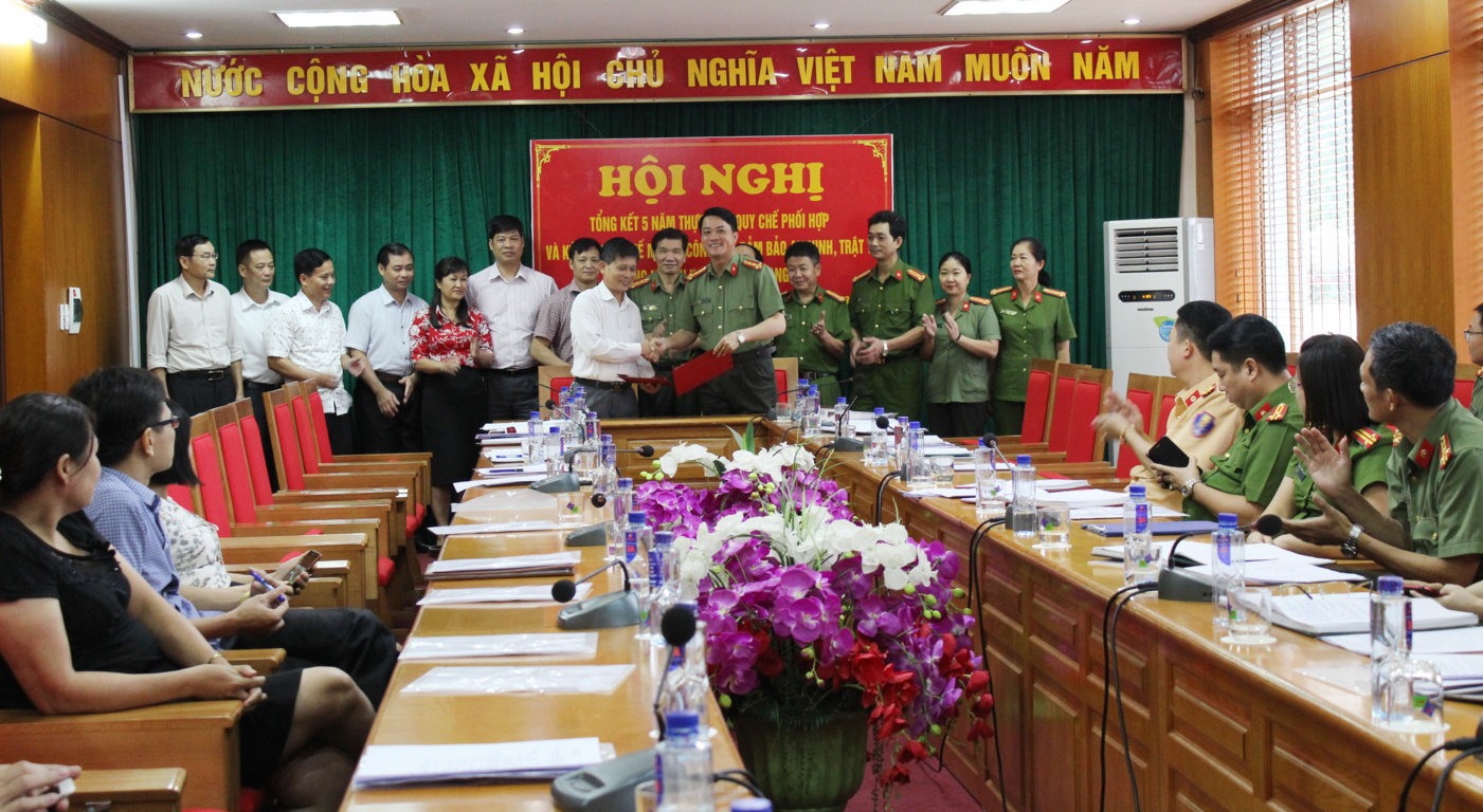 Đại diện lãnh đạo Sở Y tế và Công an tỉnh ký cam kết Quy chế phối hợp