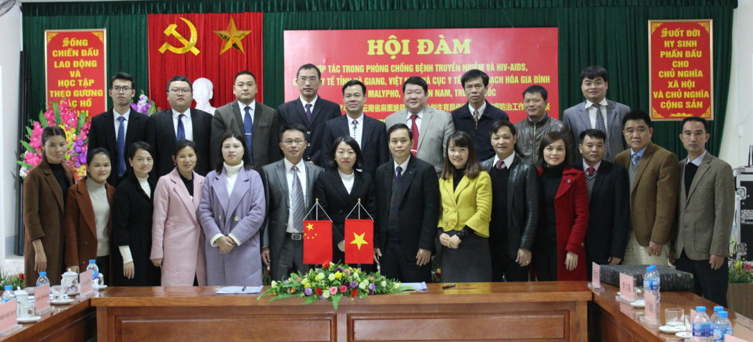 Ảnh lưu niệm tại buổi hội đàm hợp tác phòng chống dịch bệnh sốt rét, sốt xuất huyết, HIV/AIDS và các bệnh truyền nhiễm khu vực biên giới