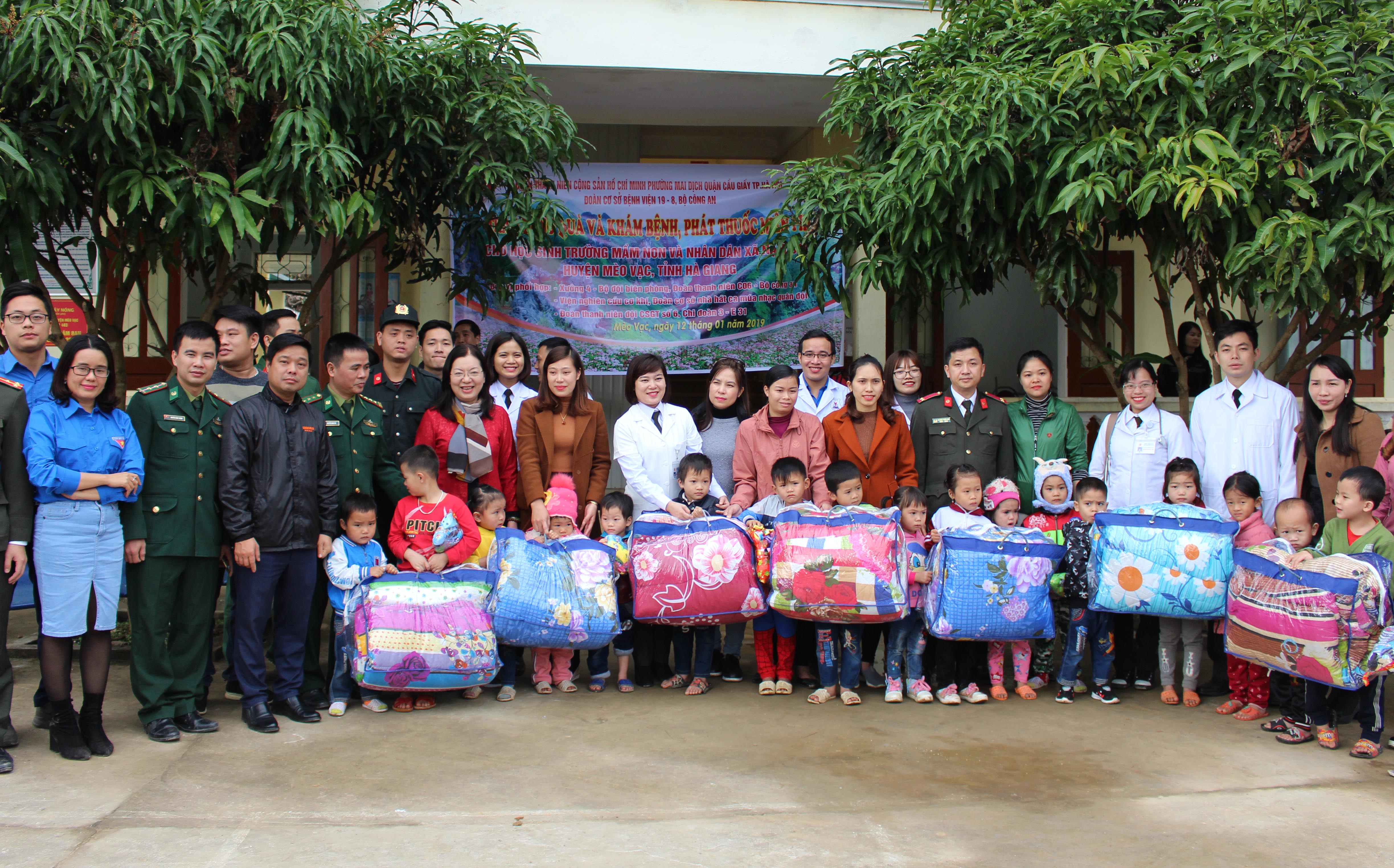 Đoàn Thanh niên Phường Mai Dịch, Quận Cầu Giấy (Hà Nội), Bệnh viện 198 Bộ Công an trao quà cho học sinh Mầm non xã Nậm Ban (Mèo Vạc)