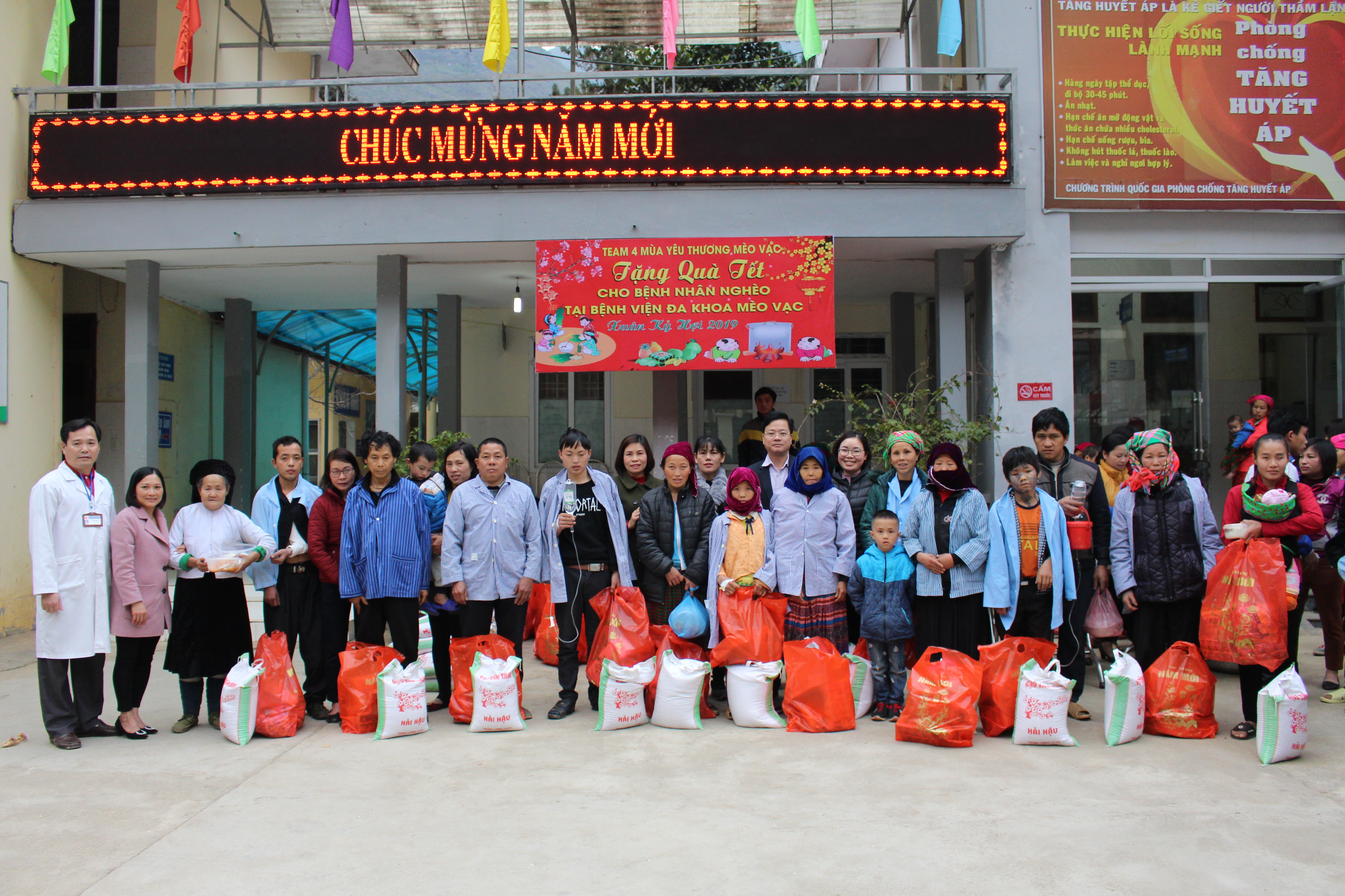Lãnh đạo huyện Mèo Vạc và các thành viên Nhóm Bốn mùa yêu thương tặng quà Tết cho bệnh nhân nghèo