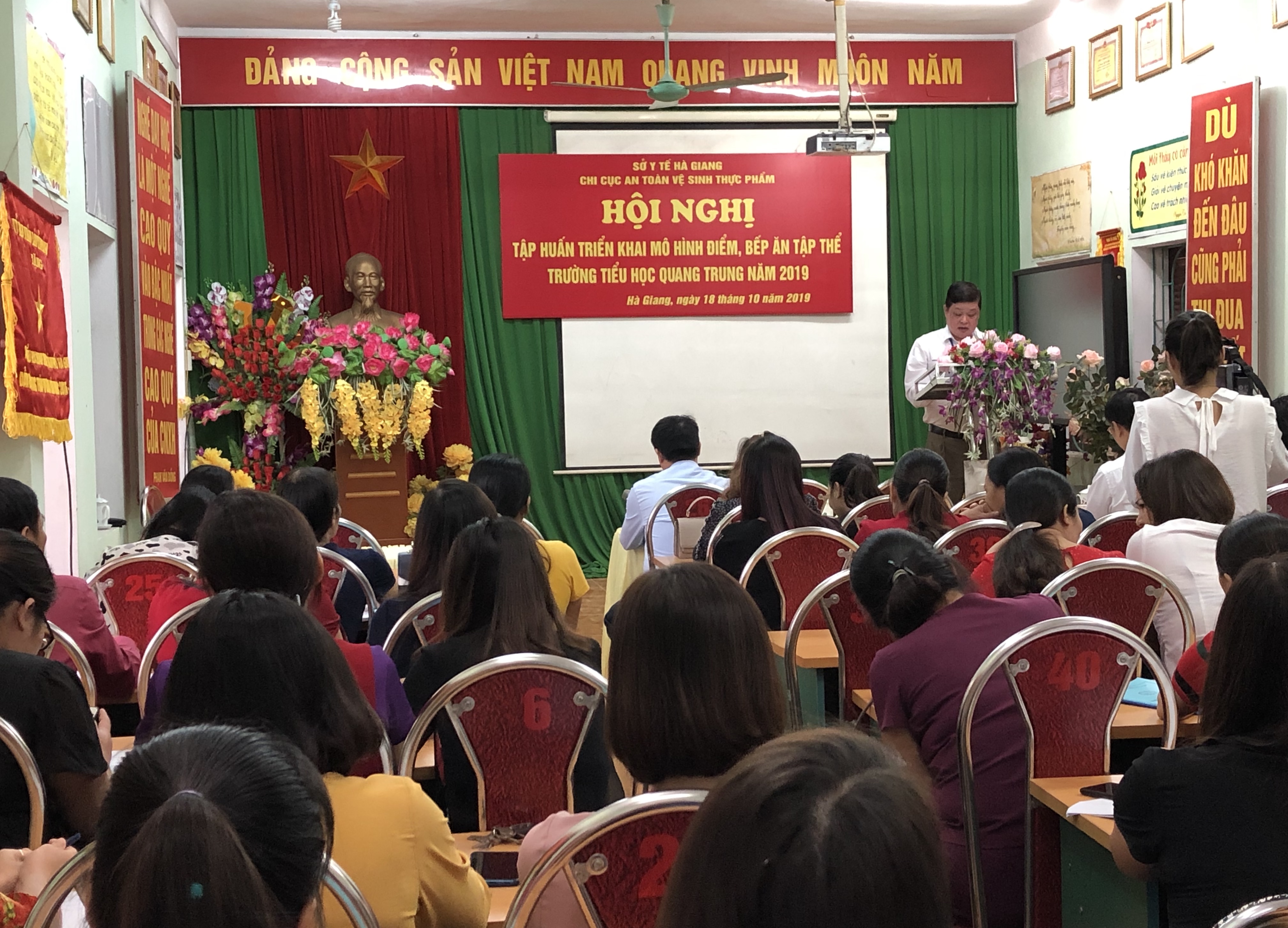 Bs Nguyễn Như Chưởng, Chi cục trưởng Chi cục An toàn vệ sinh thực phẩm tỉnh Hà Giang khai mạc Hội nghị
