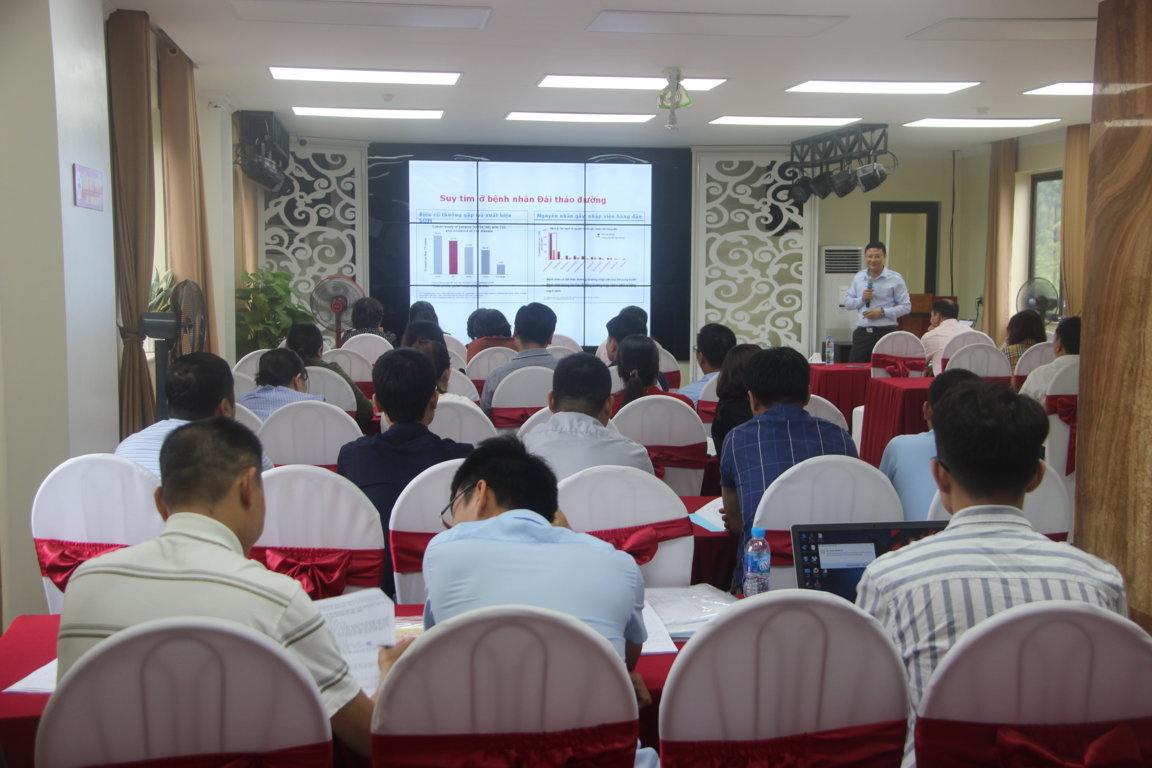 Tiến sĩ Phan Hướng Dương, Phó Giám đốc Bệnh viện Nội tiết Trung ương trình bày tổng quan về bệnh đái tháo đường
