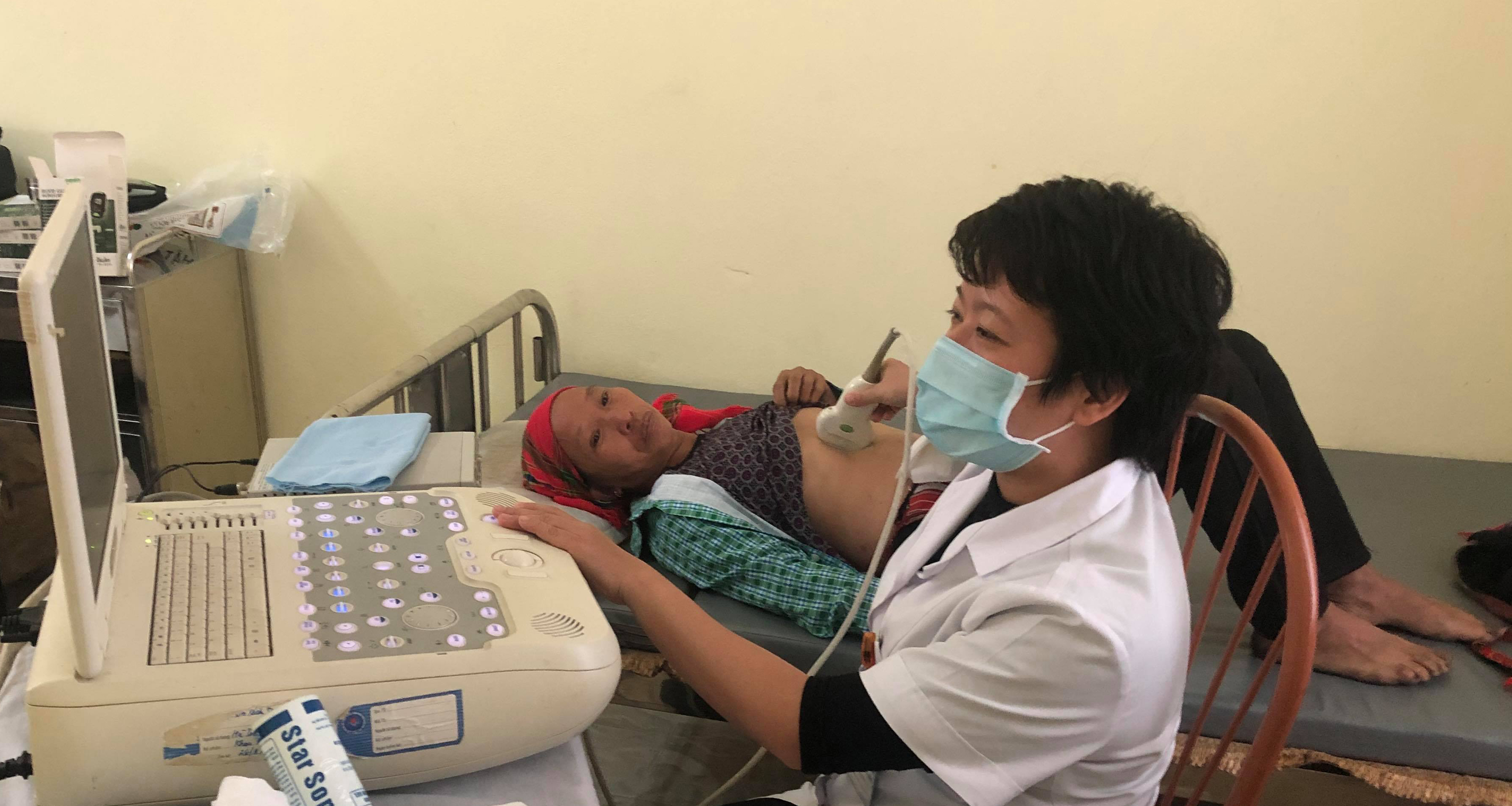 Bác sỹ kiểm tra sức khỏe cho người dân