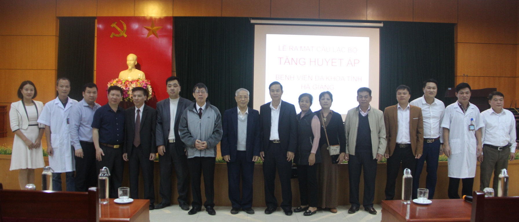 Các đại biểu đến dự buổi lễ ra mắt CLB chụp ảnh lưu niệm cùng Lãnh đạo Bệnh viện đa khoa tỉnh và CLB bệnh nhân tăng huyết áp