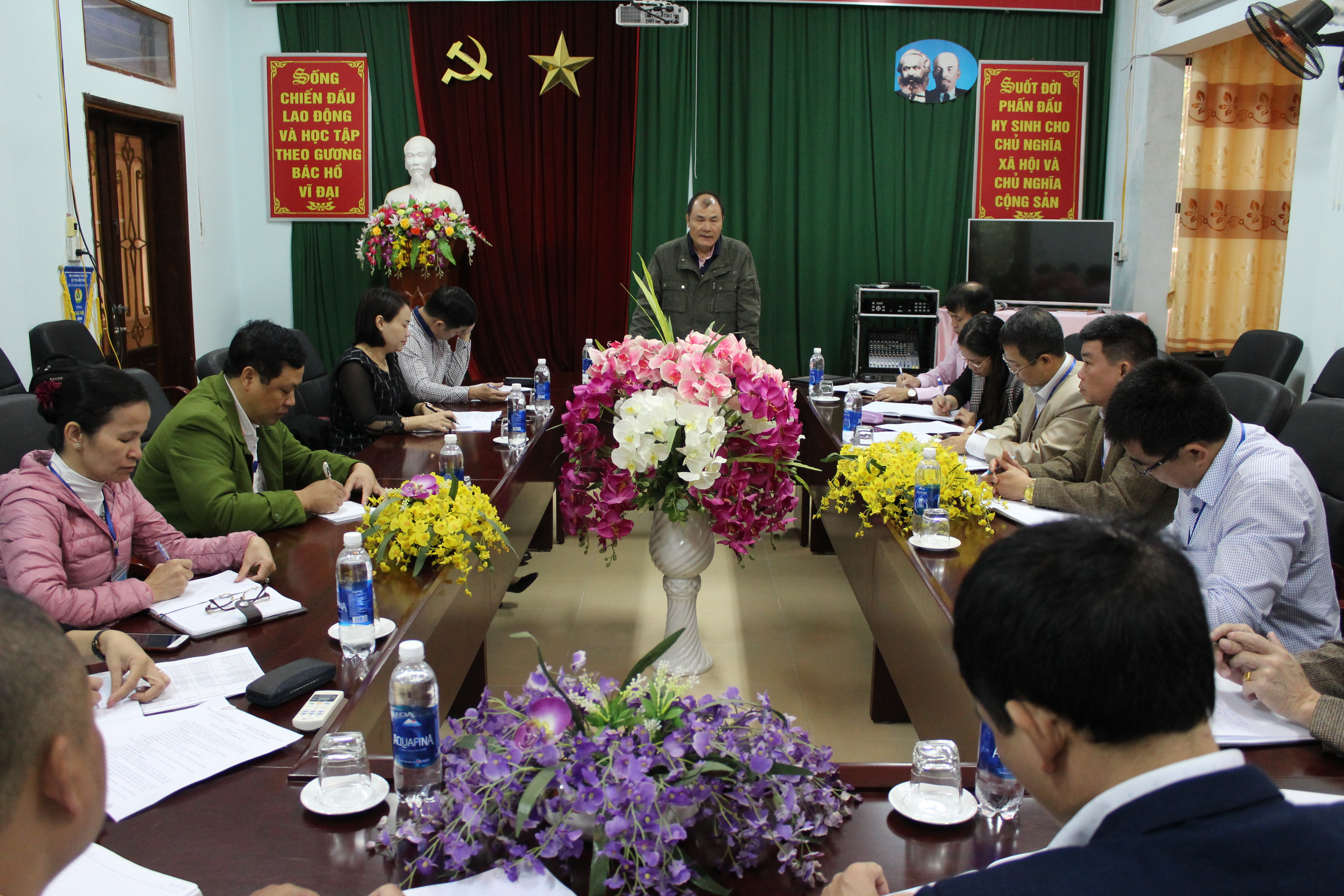 Bác sĩ Triệu Tân Phong, Phó Trưởng phòng Y tế công cộng và Dinh dưỡng, Cục Y tế dự phòng triển khai nội dung làm việc tại Trung tâm Kiểm soát bệnh tật